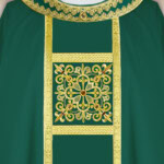 Chasuble liturgique verte brodée avec ceinture