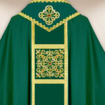 Chasuble liturgique verte brodée avec ceinture