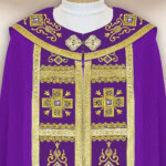 Chape liturgique violette brodée avec des croix