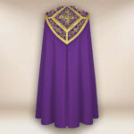 Chape liturgique violette brodée avec des croix