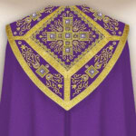 Chape liturgique violette brodée avec des croix