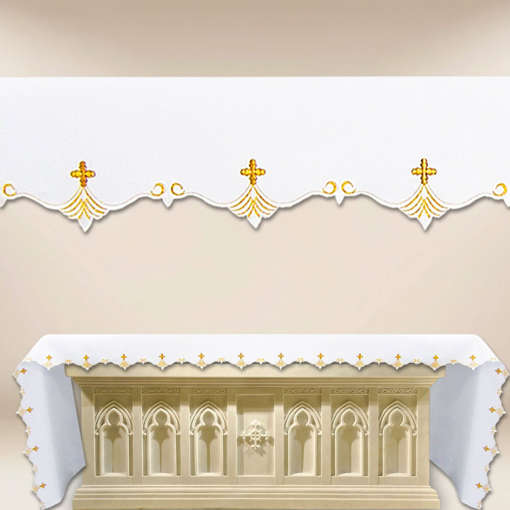 Nappe brodée avec un magnifique broderie dorée