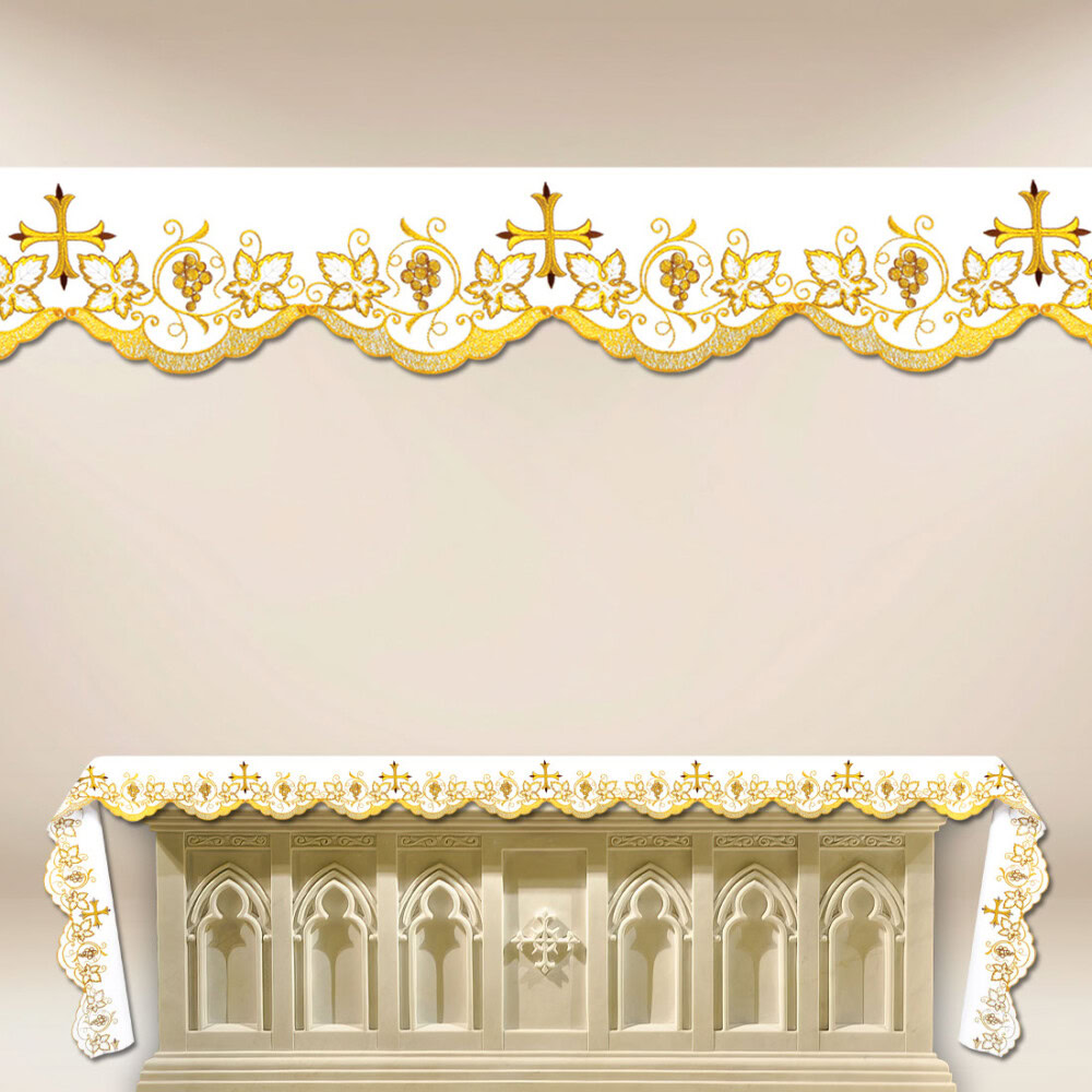 Nappe brodée avec un magnifique brodé doré
