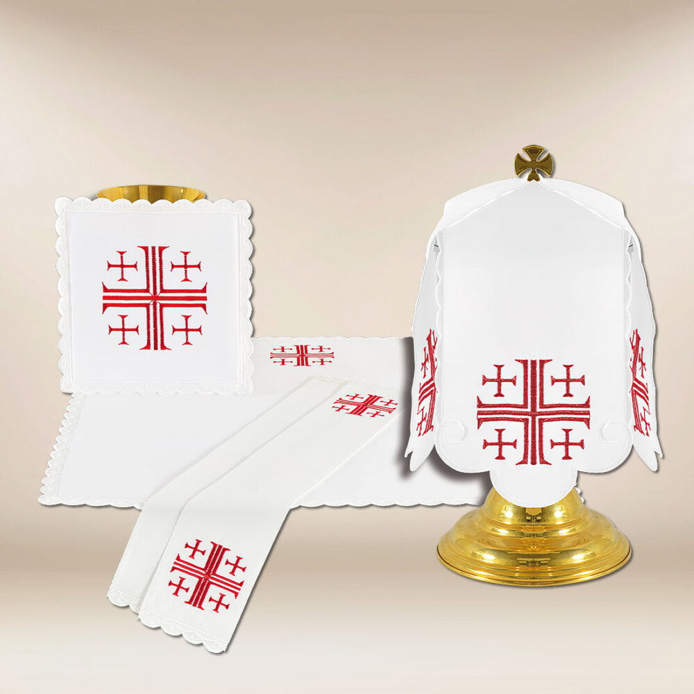 ensemble de linge de calice avec des croix de Jérusalem