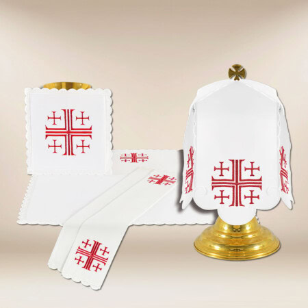 ensemble de linge de calice avec des croix de Jérusalem