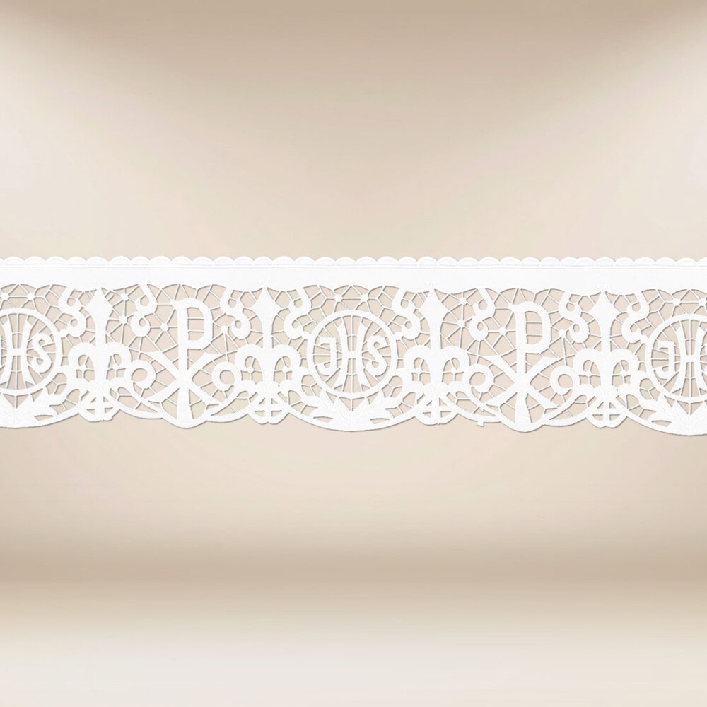 Dentelle brodée avec un motif IHS en blanc