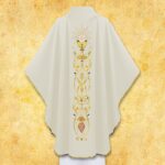 Belle chasuble brodée écrue avec motif de calice