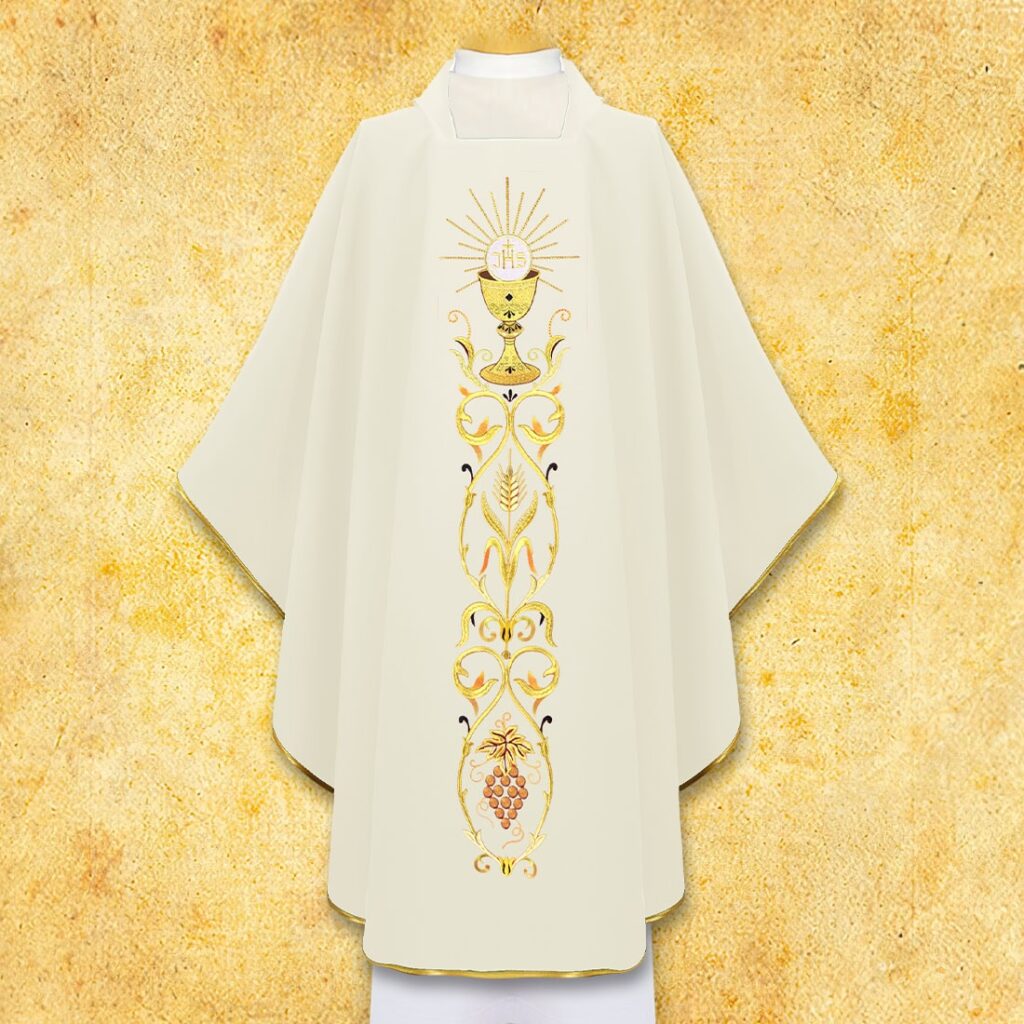 Belle chasuble brodée écrue avec motif de calice