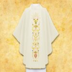 Belle chasuble brodée écrue avec motif de calice