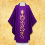 Belle chasuble brodée violette avec motif de calice
