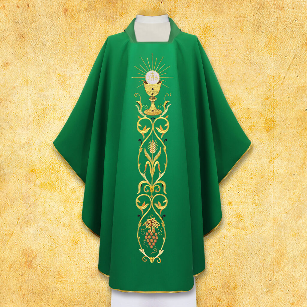Belle chasuble brodée verte avec motif de calice