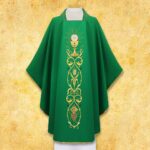 Belle chasuble brodée verte avec motif de calice