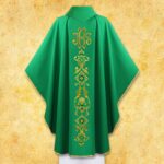 Chasuble liturgique brodée verte avec le syNotre-Dameole IHS