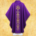 Chasuble liturgique brodée violette avec le syNotre-Dameole IHS