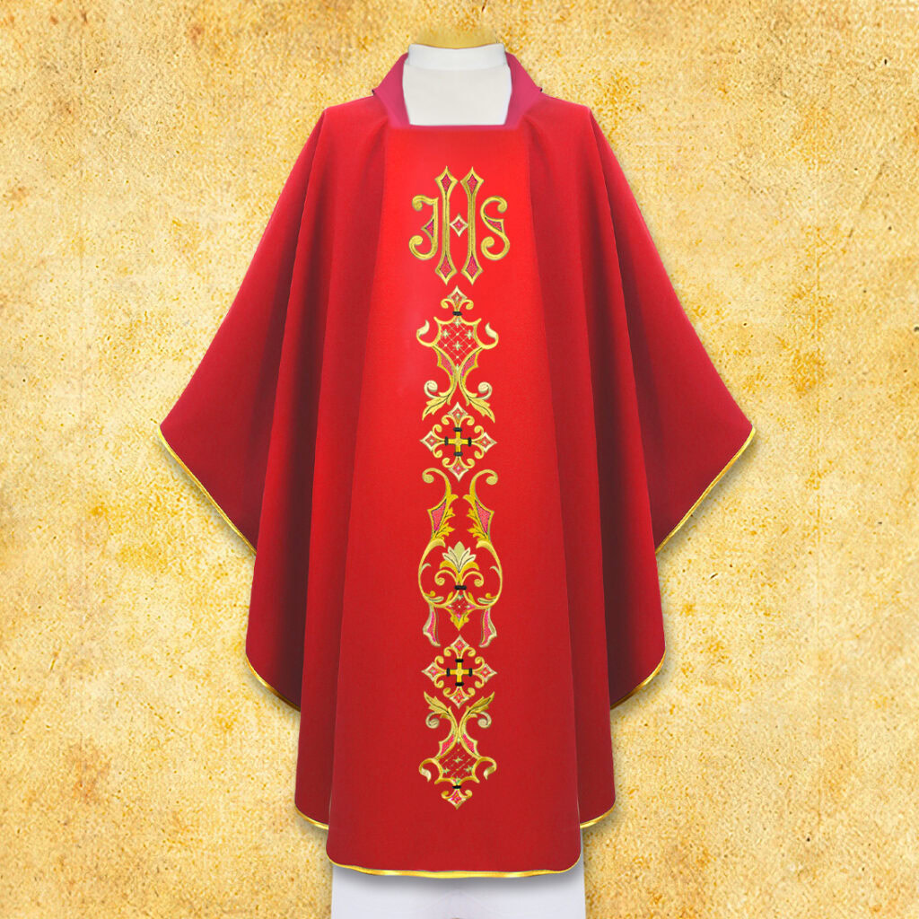 Chasuble liturgique brodée rouge avec le syNotre-Dameole IHS