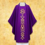 Chasuble liturgique brodée violette avec le syNotre-Dameole IHS