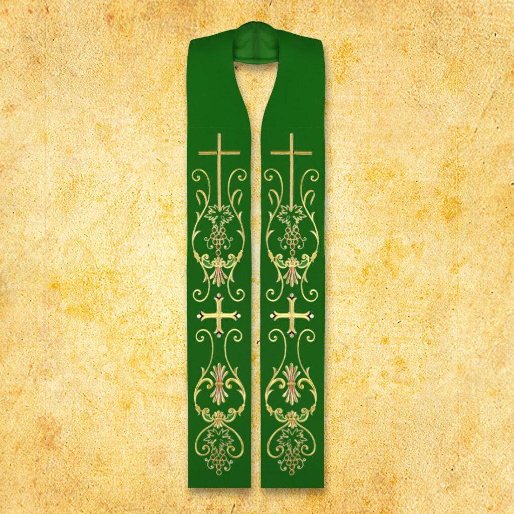 Étole brodée avec motif de croix verte
