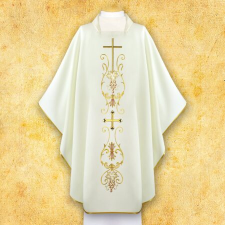 Chasuble liturgique avec motif de croix écru
