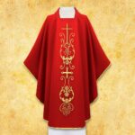 Chasuble liturgique avec motif de croix