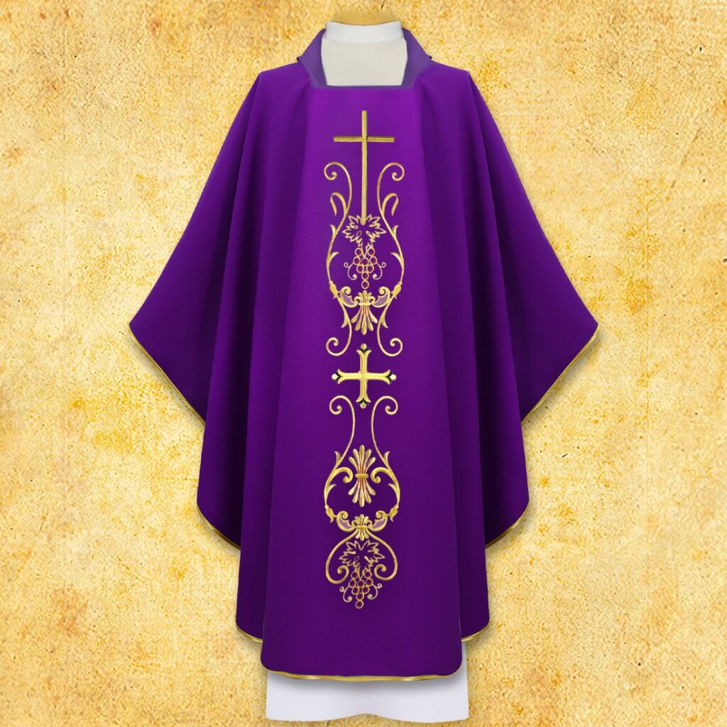 Chasuble liturgique avec motif de croix