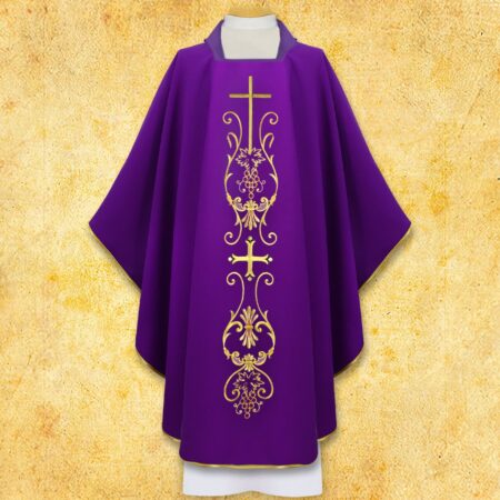 Chasuble liturgique avec motif de croix