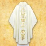 Chasuble liturgique avec motif de croix écru
