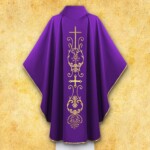 Chasuble liturgique avec motif de croix