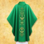 Chasuble liturgique avec le motif de la croix