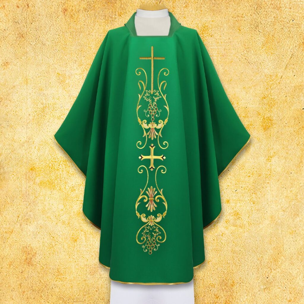 Chasuble liturgique avec le motif de la croix