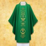 Chasuble liturgique avec le motif de la croix
