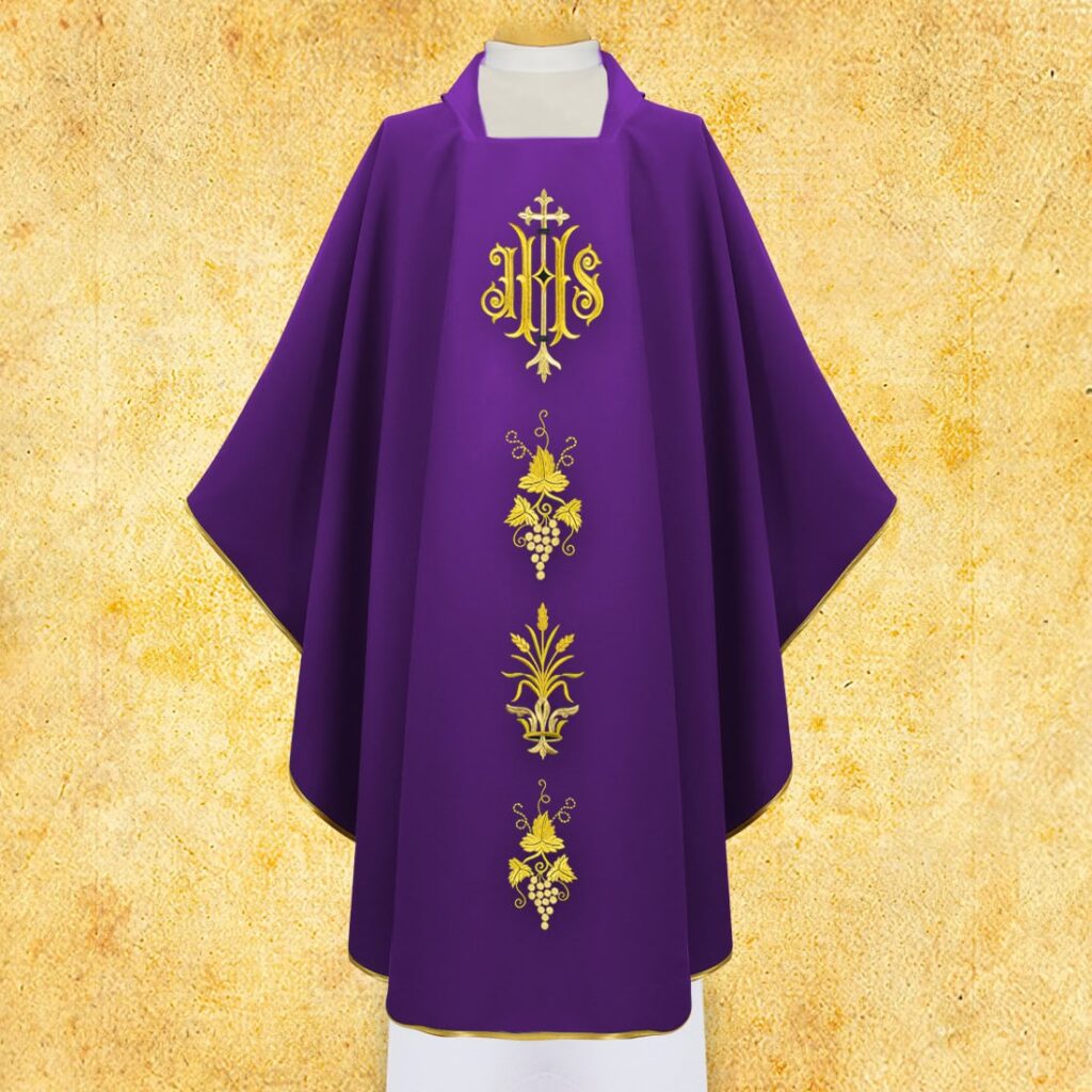 Chasuble liturgique avec IHS