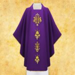 Chasuble liturgique avec IHS