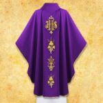 Chasuble liturgique avec IHS