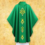 Chasuble liturgique avec IHS