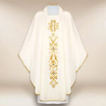 Chasuble liturgique brodée ecru avec le syNotre-Dameole IHS