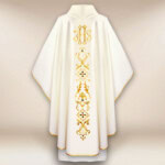 Chasuble liturgique brodée ecru avec le syNotre-Dameole IHS