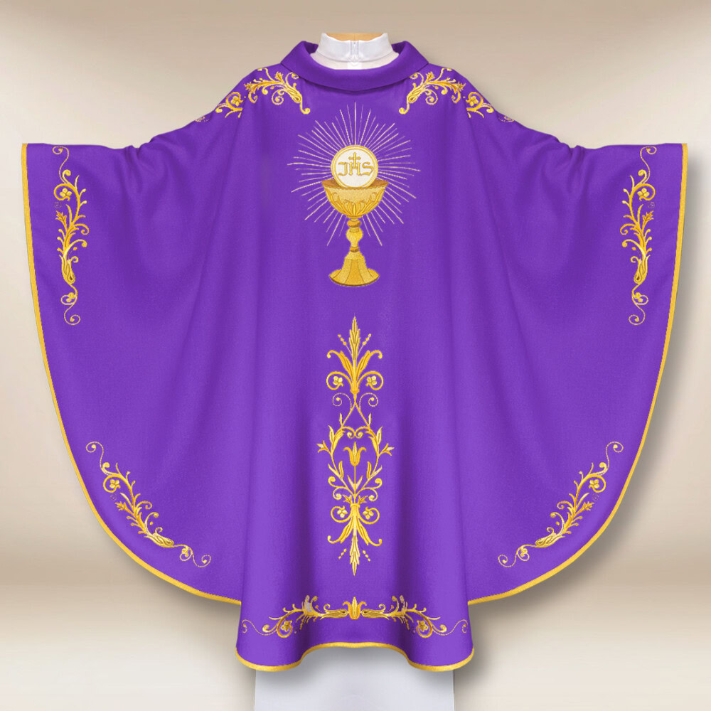 Chasuble brodée violette avec calice