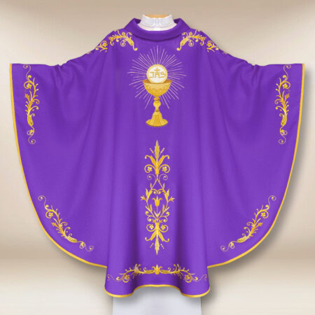 Chasuble brodée violette avec calice