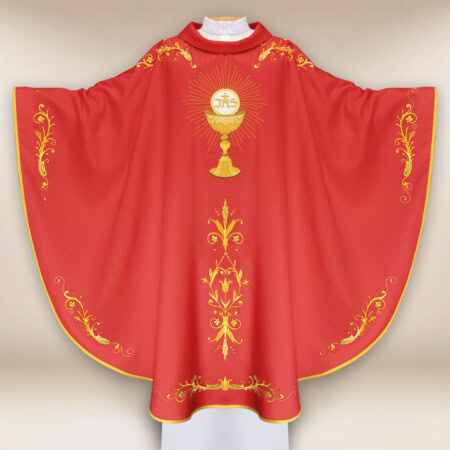 Chasuble brodée rouge avec calice