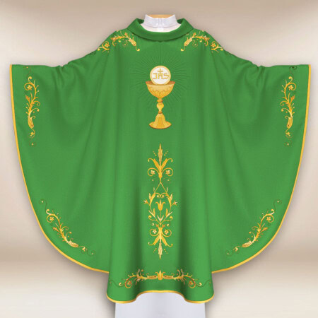 Chasuble brodée verte avec calice
