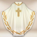 Chasuble brodée écru
