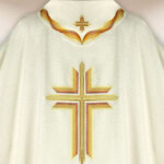 Chasuble brodée écru