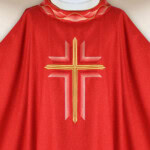 Chasuble brodée rouge