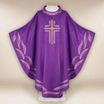 Chasuble brodée violet