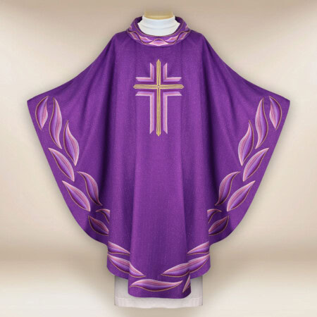 Chasuble brodée violet