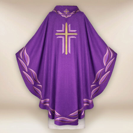 Chasuble brodée violet