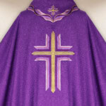 Chasuble brodée violet