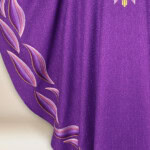 Chasuble brodée violet