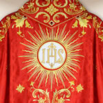 Chasuble brodée rouge du Saint-Esprit