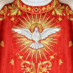 Chasuble brodée rouge du Saint-Esprit